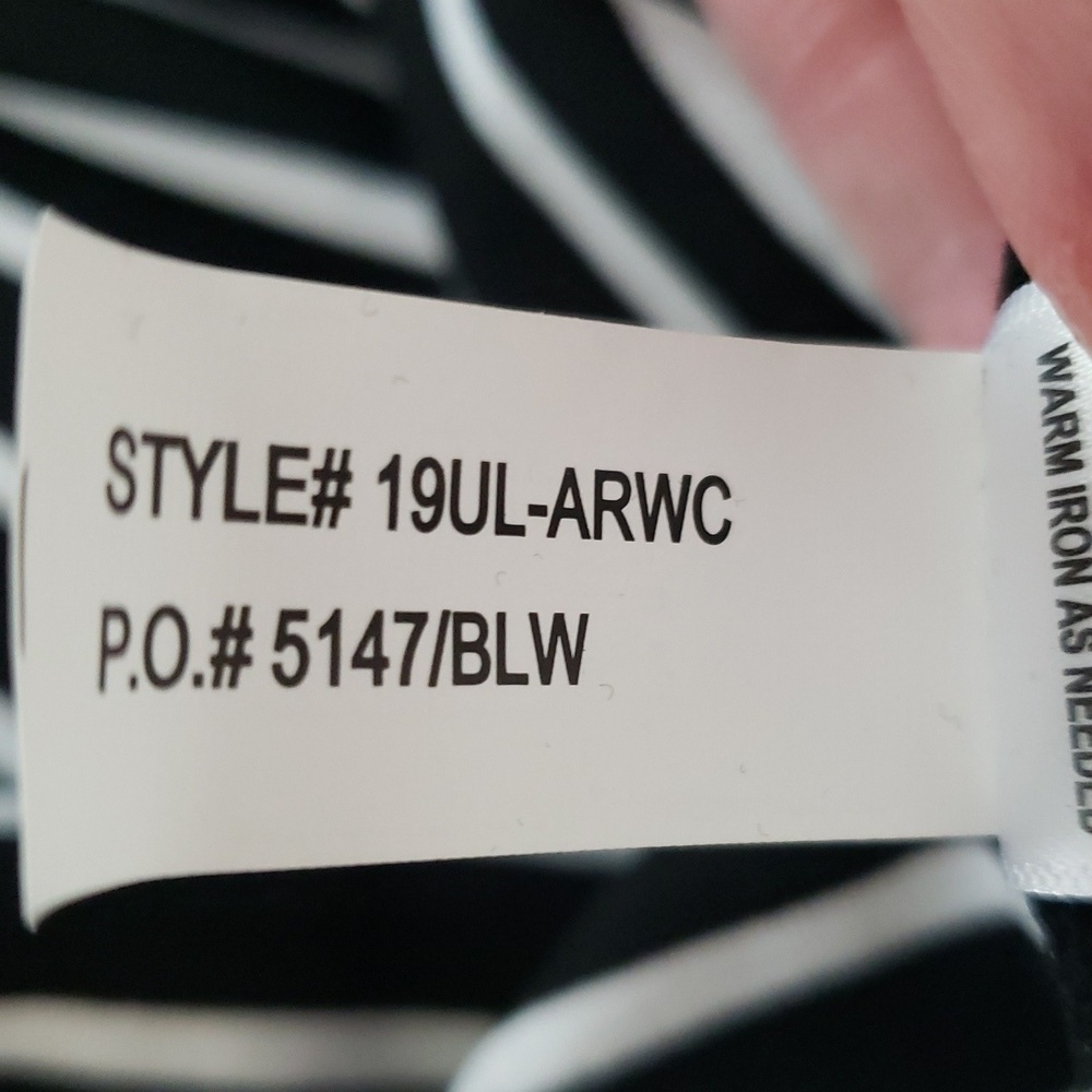 Plus Size NWT Women's Boxy Top 4X Black White Striped V-neck Casual Relaxed New - Picture 11 of 11